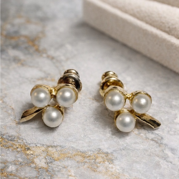The Unbranded Brand Jewelry - Gold Tone Faux Pearl Cluster Stud Earrings Classic Bridal Minimalist Jewelry